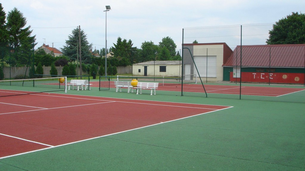 Le terrain de tennis